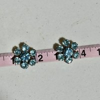 vintage 1950s clip earrings, WEISS dazzling icy blue flower CLIP ON earrings, prong set faceted rhinestones blue aqua silver / 1 inch
