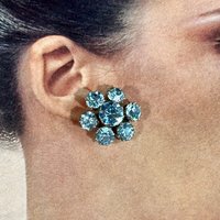 vintage 1950s clip earrings, WEISS dazzling icy blue flower CLIP ON earrings, prong set faceted rhinestones blue aqua silver / 1 inch