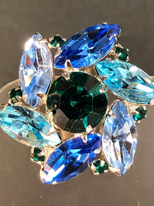 VOGUE vintage earrings, 1950s rhinestone clip earrings, clip-on prong set ocean blue green aqua silver