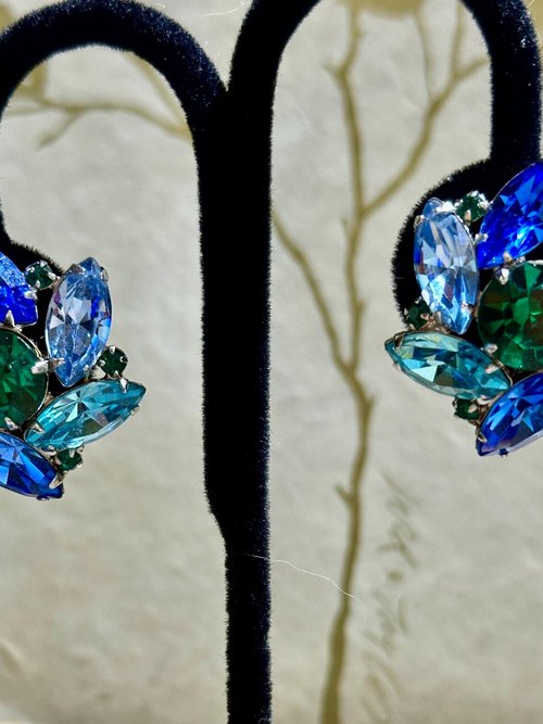 VOGUE vintage earrings, 1950s rhinestone clip earrings, clip-on prong set ocean blue green aqua silver