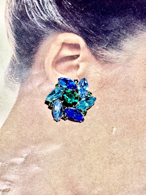 VOGUE vintage earrings, 1950s rhinestone clip earrings, clip-on prong set ocean blue green aqua silver