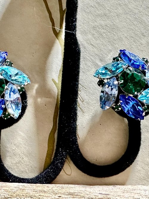 VOGUE vintage earrings, 1950s rhinestone clip earrings, clip-on prong set ocean blue green aqua silver