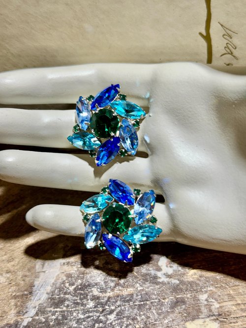 VOGUE vintage earrings, 1950s rhinestone clip earrings, clip-on prong set ocean blue green aqua silver, Mrs Maisel, sparkle and bling