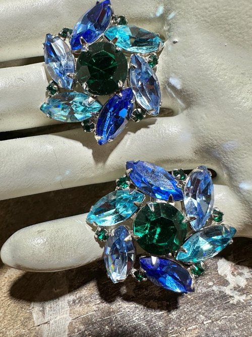 VOGUE vintage earrings, 1950s rhinestone clip earrings, clip-on prong set ocean blue green aqua silver