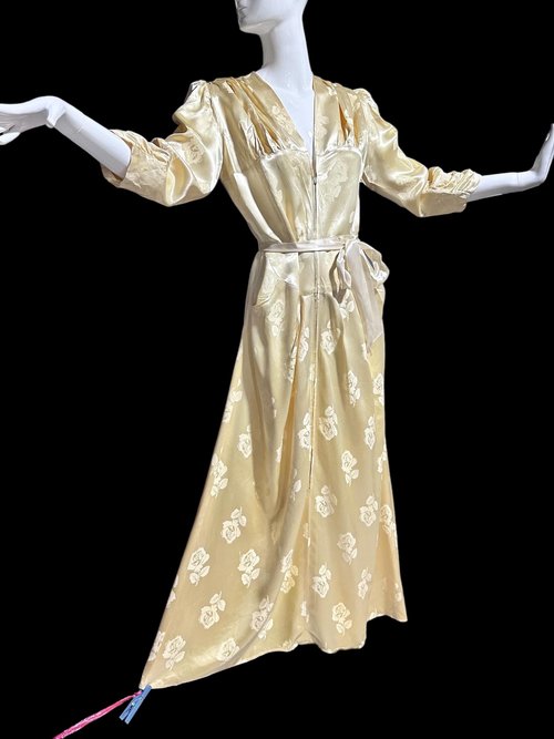 LINDA'S LOS ANGELES dressing gown, 1940s vintage shiny candlelight satin with embossed roses, 36 bust