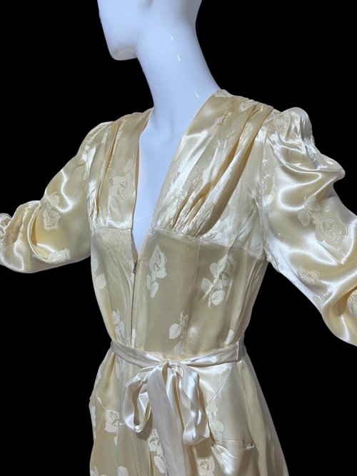 LINDA'S LOS ANGELES dressing gown, 1940s vintage shiny candlelight satin with embossed roses, 36 bust