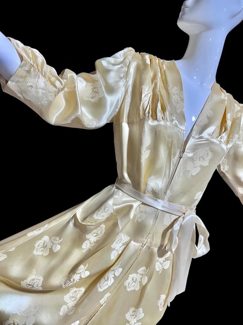 LINDA'S LOS ANGELES dressing gown, 1940s vintage shiny candlelight satin with embossed roses, 36 bust