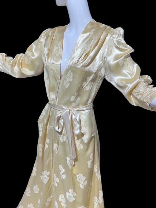 LINDA'S LOS ANGELES dressing gown, 1940s vintage shiny candlelight satin with embossed roses, 36 bust