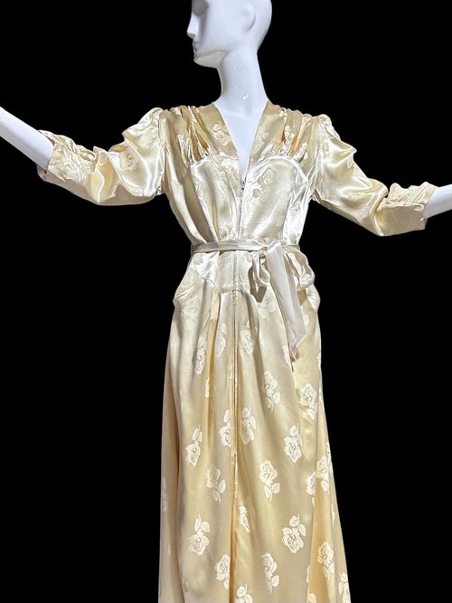 LINDA'S LOS ANGELES dressing gown, 1940s vintage shiny candlelight satin with embossed roses, 36 bust