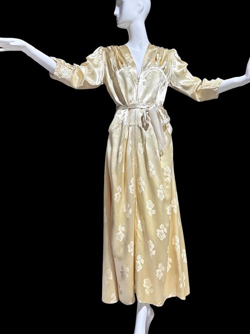 LINDA'S LOS ANGELES dressing gown, 1940s vintage shiny candlelight satin with embossed roses, 36 bust