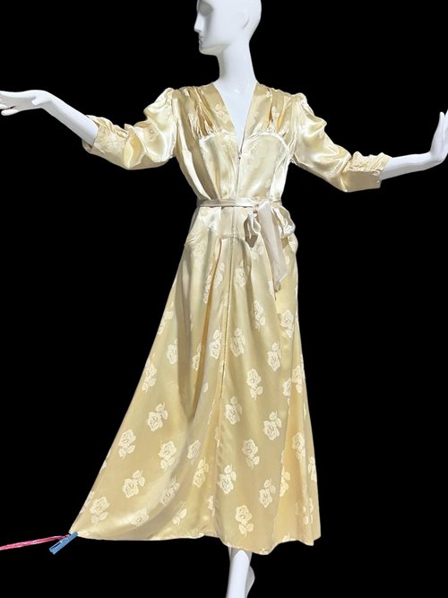 LINDA'S LOS ANGELES dressing gown, 1940s vintage shiny candlelight satin with embossed roses, 36 bust