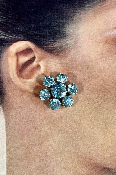 WEISS 1950s vintage earrings, dazzling icy blue flower CLIP ON earrings, prong set faceted rhinestones blue aqua silver / 1 inch