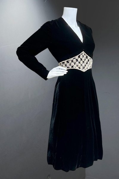 MOLLIE PARNIS for SAKS vintage evening cocktail dress, black velvet with Rhinestone encrusted waist band, 38 bust