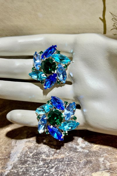 VOGUE vintage earrings, 1950s rhinestone clip earrings, clip-on prong set ocean blue green aqua silver, Mrs Maisel, sparkle and bling