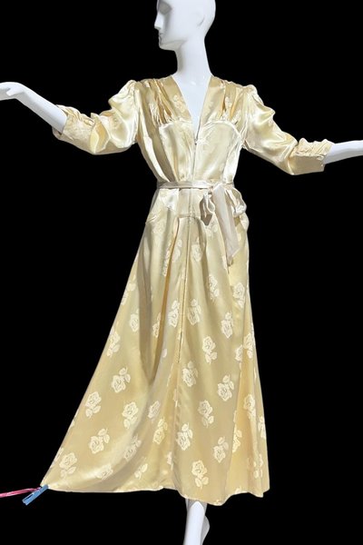 LINDA'S LOS ANGELES dressing gown, 1940s vintage shiny candlelight satin with embossed roses, 36 bust